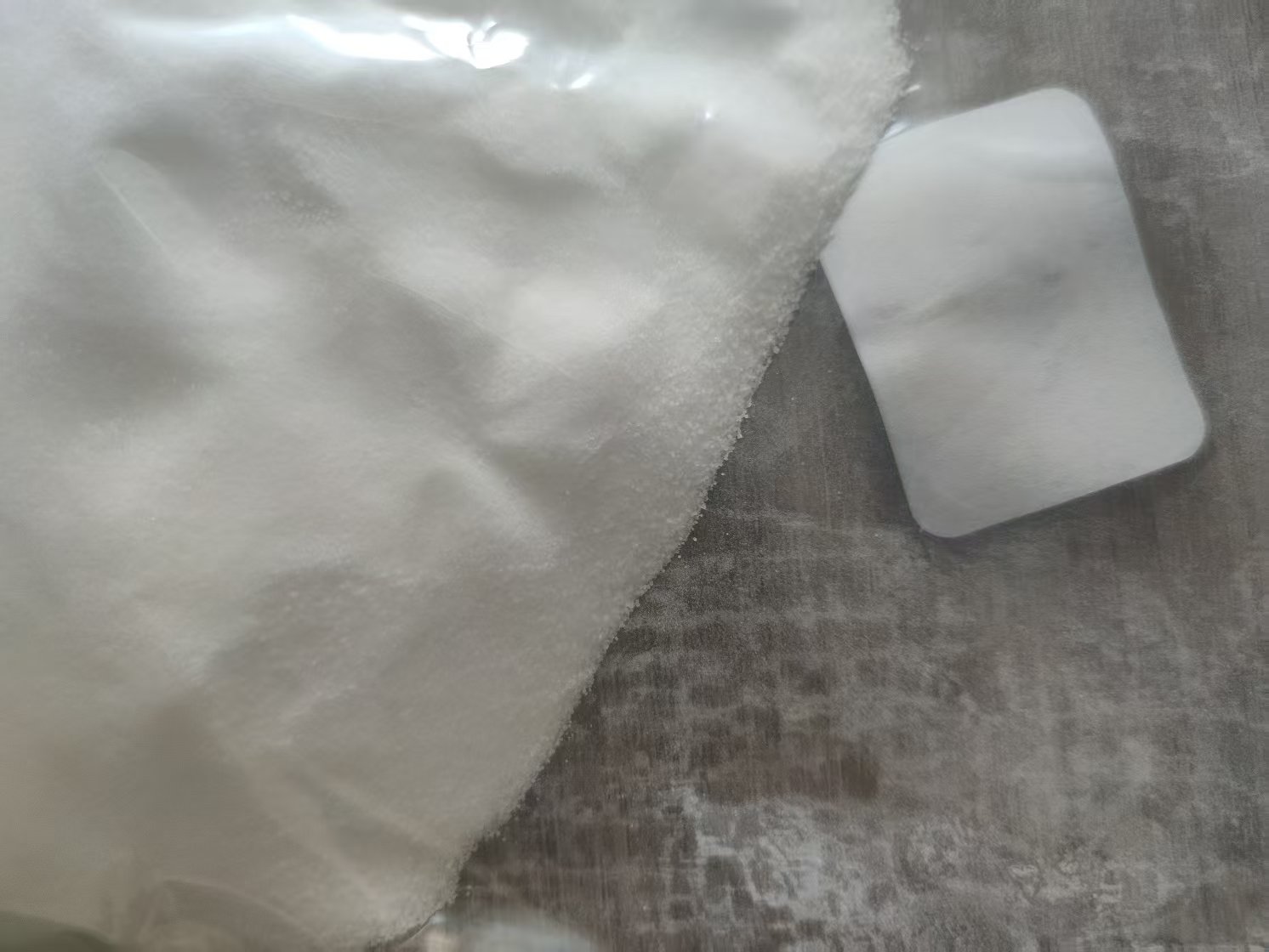 精萘在橡膠工業(yè)中的核心作用：從硫化促進(jìn)到性能優(yōu)化的多維解析